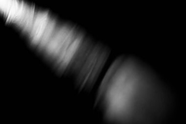 Karanlık odanın beton zemininin soyut görüntüsü. Ürün yerleşimi için siyah oda ya da sahne arkası. Soyut sisin panoramik görüntüsü. Siyah arkaplanda beyaz bulutluluk, sis veya sis hareketleri. 