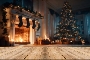 Noel ağacının önündeki boş masa dekorasyon arka planında. Ürün görüntüleme kurgusu için