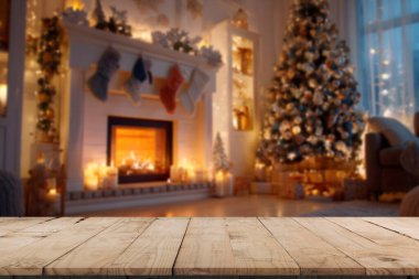 Noel ağacının önündeki boş masa dekorasyon arka planında. Ürün görüntüleme kurgusu için