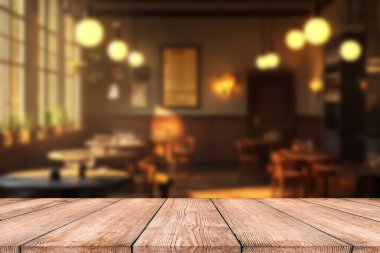 Restoranın önündeki boş, koyu ahşap masa. Soyut, bulanık arka plan. Ürünlerinizi sergilemek ya da monte etmek için kullanılabilir. Boşluk için düzenName