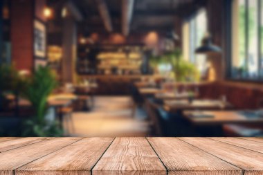 Restoranın önündeki boş, koyu ahşap masa. Soyut, bulanık arka plan. Ürünlerinizi sergilemek ya da monte etmek için kullanılabilir. Boşluk için düzenName
