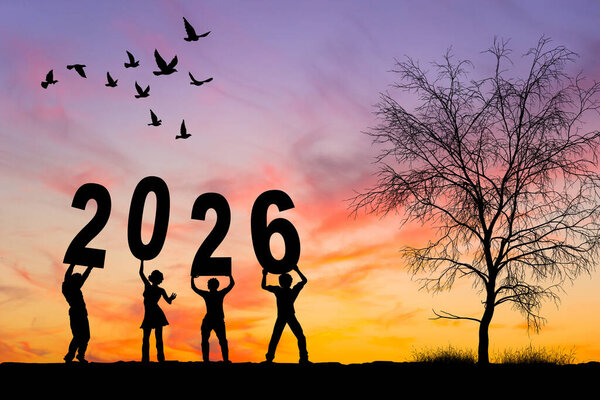 Силуэт женщины, прыгающей в Новый 2026 год на фоне заката или восхода солнца.