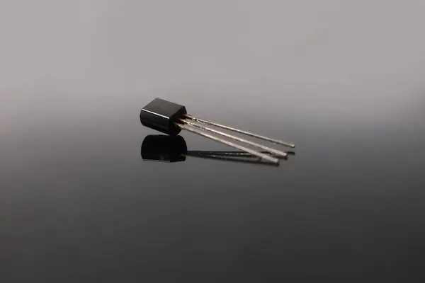 Transistör. Yarı iletken elektronik bileşen siyah üzerinde izole edildi.