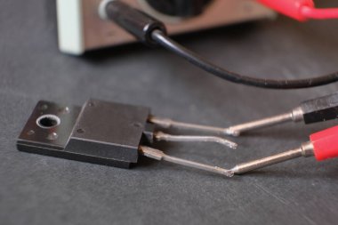 Transistör. Çoklu metre ile test edilen bir güç transistörü 
