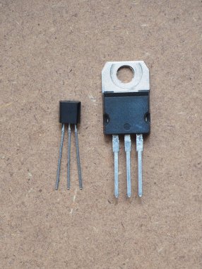 Elektronik ortamda delik teknolojisi transistörleri.