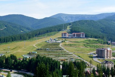Bukovel, Ukrayna - 29 Haziran 2014: Bukovel 'deki otel kompleksinin inşaatı dağ yamacındaki kayak asansörünün yanında