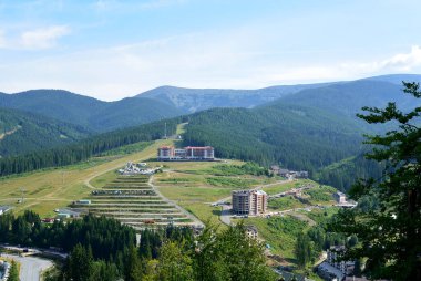 Bukovel, Ukrayna - 29 Haziran 2014: Bukovel 'deki otel kompleksinin inşaatı dağ yamacındaki kayak asansörünün yanında