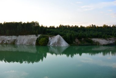 Ormanın ortasındaki göl, panorama