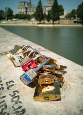 bir yaz gününde Paris, Seine Nehri kıyısında Hatıra olarak turistler tarafından bağlı asma kilitler