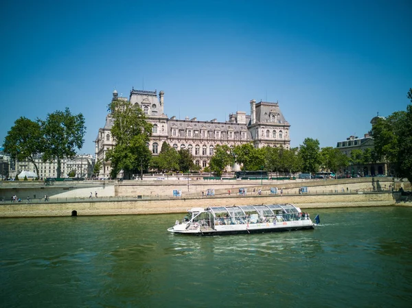 Barco Turístico Frente Del Ayuntamiento París Río Sena París Con —  Fotos de Stock