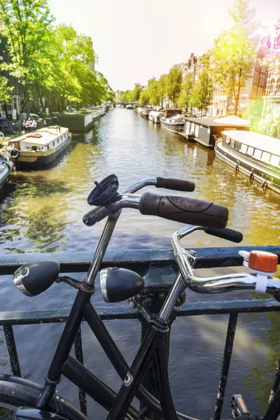 Bicicletas Aparcadas Hermosa Ciudad Amsterdam Holanda —  Fotos de Stock