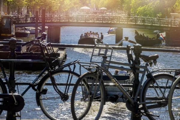 Bicicletas Aparcadas Hermosa Ciudad Amsterdam Holanda —  Fotos de Stock