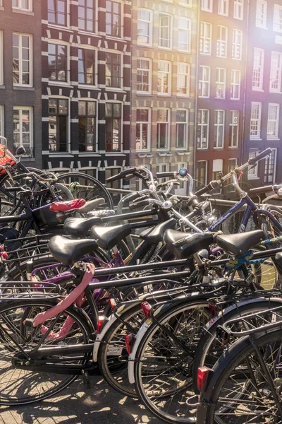 Bicicletas Aparcadas Hermosa Ciudad Amsterdam Holanda —  Fotos de Stock