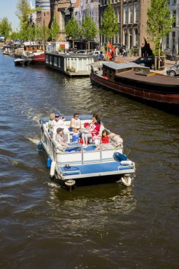 Amsterdam, Hollanda - 6 Mayıs 2018: Hollandaca ve turistler Amsterdam kanalları tekne gezisine bir güzel bahar sırasında iyi günler