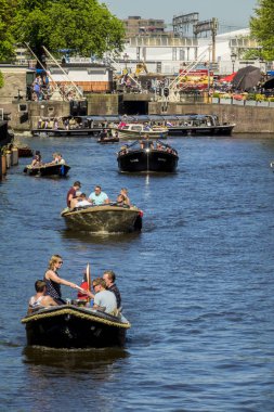 Amsterdam, Hollanda - 6 Mayıs 2018: Hollandaca ve turistler Amsterdam kanalları tekne gezisine bir güzel bahar sırasında iyi günler