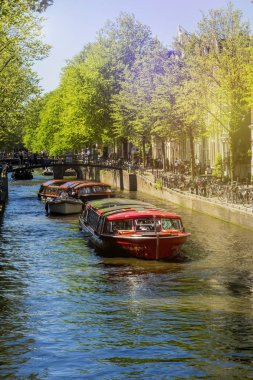 Amsterdam, Hollanda - 6 Mayıs 2018: Hollandaca ve turistler Amsterdam kanalları tekne gezisine bir güzel bahar sırasında iyi günler