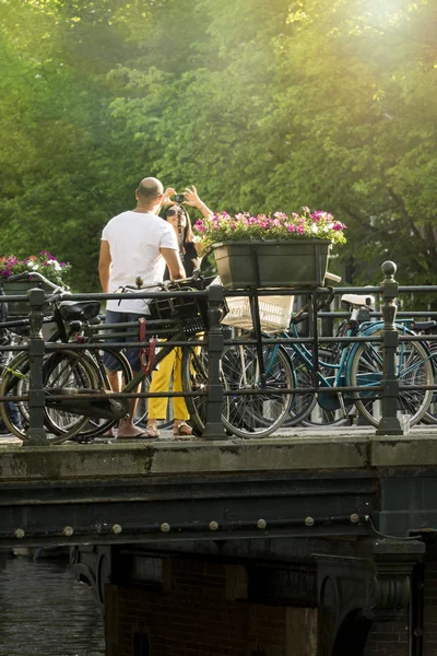 Amsterdam Netherlands May 2018 Tourist Couple Take Picture Themselves Bridge — Stock Photo, Image