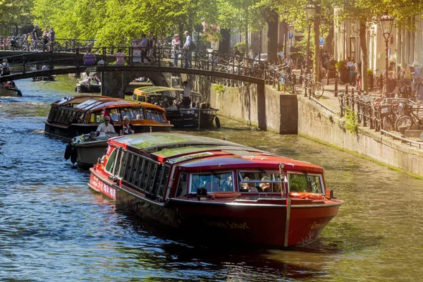 Amsterdão Países Baixos Maio 2018 Holandeses Turistas Desfrutam Passeio Barco — Fotografia de Stock