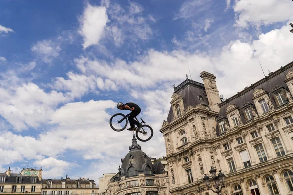 París Francia Mayo 2018 Joven Bmx Haciendo Trucos Durante Una —  Fotos de Stock