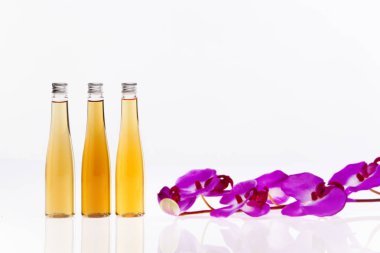 Beyaz arka plan üzerinde izole Spa için masaj yağı parfüm