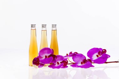Beyaz arka plan üzerinde izole Spa için masaj yağı parfüm