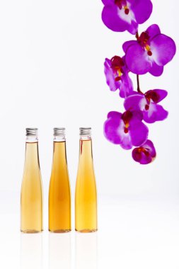 Beyaz arka plan üzerinde izole Spa için masaj yağı parfüm