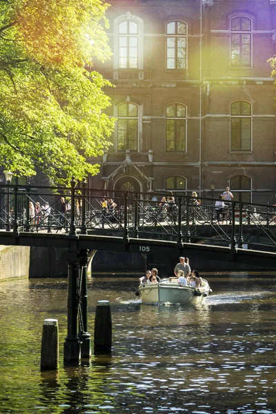 Amsterdam Países Bajos Mai 2018 Los Turistas Visitan Ámsterdam Pie —  Fotos de Stock