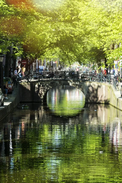 Een Kanaal Binnenstad Van Amsterdam Tijdens Een Mooie Lentedag — Stockfoto