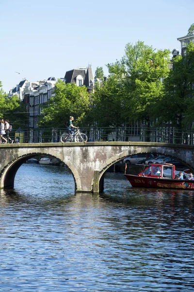 Amsterdam Países Bajos Mai 2018 Los Turistas Visitan Ámsterdam Pie —  Fotos de Stock