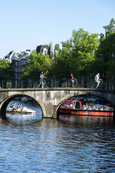Amsterdam Países Bajos Mai 2018 Los Turistas Visitan Ámsterdam Pie —  Fotos de Stock