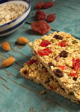 Ev yapımı granola bar mavi ahşap arka plan üzerinde