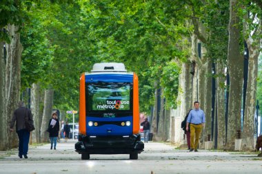 Toulouse, Fransa-14 Haziran 2018: Toulouse şehir sakinleri esplanade Alain Savay bir mini elektrikli otobüs özerk, yanında yürümek. Bu taşıma ücretsizdir.