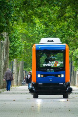 Toulouse, Fransa-14 Haziran 2018: Toulouse şehir sakinleri esplanade Alain Savay bir mini elektrikli otobüs özerk, yanında yürümek. Bu taşıma ücretsizdir.