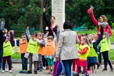 Toulouse, Fransa-14 Haziran 2018: genç okul çocuklar ve öğretmenleri genel bir parkta fiziksel egzersizler yapmak