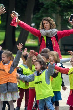 Toulouse, Fransa-14 Haziran 2018: genç okul çocuklar ve öğretmenleri genel bir parkta fiziksel egzersizler yapmak