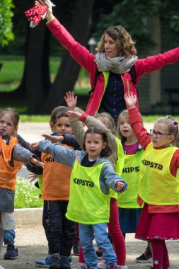 Toulouse, Fransa-14 Haziran 2018: genç okul çocuklar ve öğretmenleri genel bir parkta fiziksel egzersizler yapmak