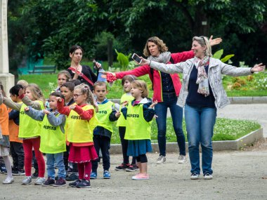Toulouse, Fransa-14 Haziran 2018: genç okul çocuklar ve öğretmenleri genel bir parkta fiziksel egzersizler yapmak