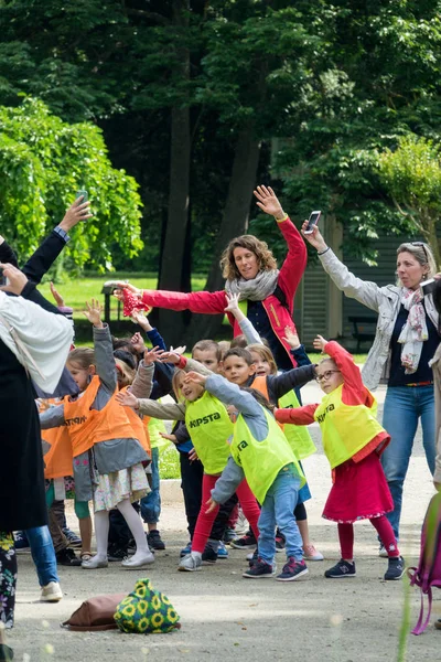 Toulouse, Fransa-14 Haziran 2018: genç okul çocuklar ve öğretmenleri genel bir parkta fiziksel egzersizler yapmak