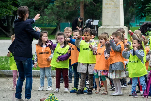 Toulouse, Fransa-14 Haziran 2018: genç okul çocuklar ve öğretmenleri genel bir parkta fiziksel egzersizler yapmak