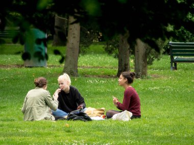 Toulouse, Fransa-14 Haziran 2018: öğrenciler bir kamu bahçe çim üzerinde öğle yemeği ve kursları Bakalorya için gözden geçirmek için hava yararlanmak.