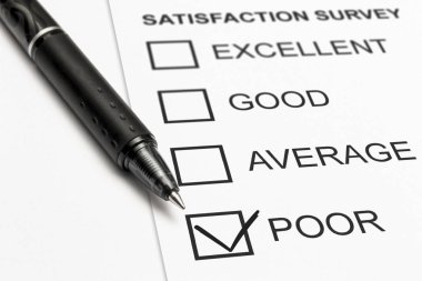 Zavallı üzerinde onay işareti bulunan bir memnuniyet anketi, yakın çekim