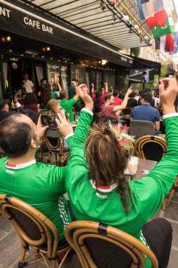 Paris, Fransa - 23 Haziran 2018: Meksika hayranları 2018 Dünya Kupası sırasında Paris bir kafede bir terasta bir Meksikalı takım oyunu izle.