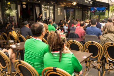 Paris, Fransa - 23 Haziran 2018: Meksika hayranları 2018 Dünya Kupası sırasında Paris bir kafede bir terasta bir Meksikalı takım oyunu izle.