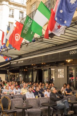 Paris, Fransa - 23 Haziran 2018: insanlar ve destekçileri izle, Paris'te bir kafe Teras, 2018 futbol Dünya Kupası