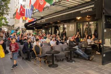 Paris, Fransa - 23 Haziran 2018: insanlar ve destekçileri izle, Paris'te bir kafe Teras, 2018 futbol Dünya Kupası