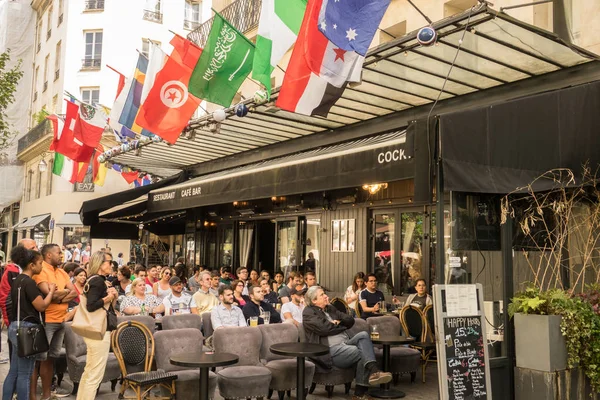Paris, Fransa - 23 Haziran 2018: insanlar ve destekçileri izle, Paris'te bir kafe Teras, 2018 futbol Dünya Kupası