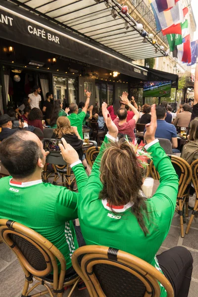 Paris, Fransa - 23 Haziran 2018: Meksika hayranları 2018 Dünya Kupası sırasında Paris bir kafede bir terasta bir Meksikalı takım oyunu izle.