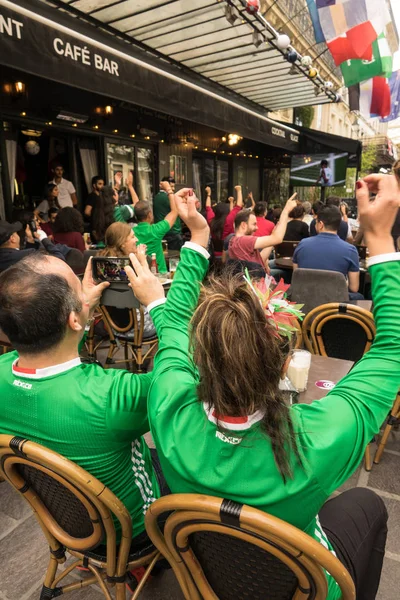 Paris, Fransa - 23 Haziran 2018: Meksika hayranları 2018 Dünya Kupası sırasında Paris bir kafede bir terasta bir Meksikalı takım oyunu izle.