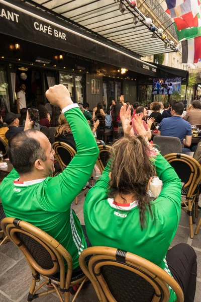 Paris, Fransa - 23 Haziran 2018: Meksika hayranları 2018 Dünya Kupası sırasında Paris bir kafede bir terasta bir Meksikalı takım oyunu izle.