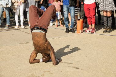 Paris, Fransa - 23 Haziran 2018: bir sokak dansçı bir dansı yapan bir Paris'te sokak göster